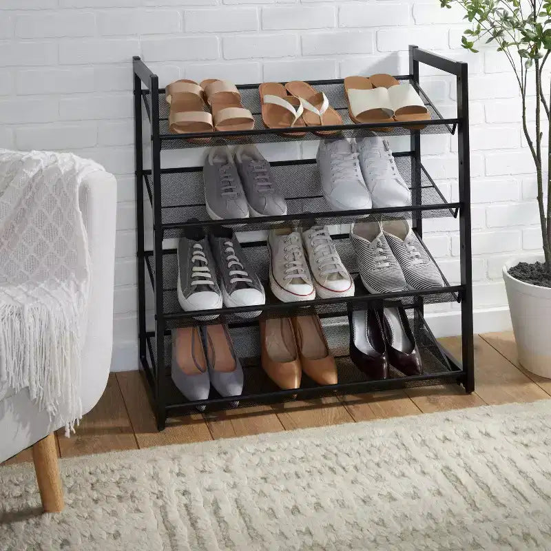 Organize It All Meuble à Chaussures 4 Niveaux en Maille Noir : Cadre en fer, 16 paires, Autoportant, Profondeur 75,7 cm