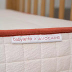 Matelas pour lit de bébé Babyletto x Avocado Organic Mini - Blanc : Fermeté moyenne, respirant, mousse à mémoire de forme, 10,4 kg