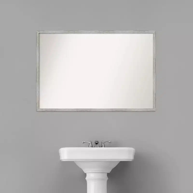 Miroir mural de salle de bain étroit en bois blanc Shiplap sans biseau 37 po x 25 po - Amanti Art : Rectangle moderne, Quincaillerie de montage incluse