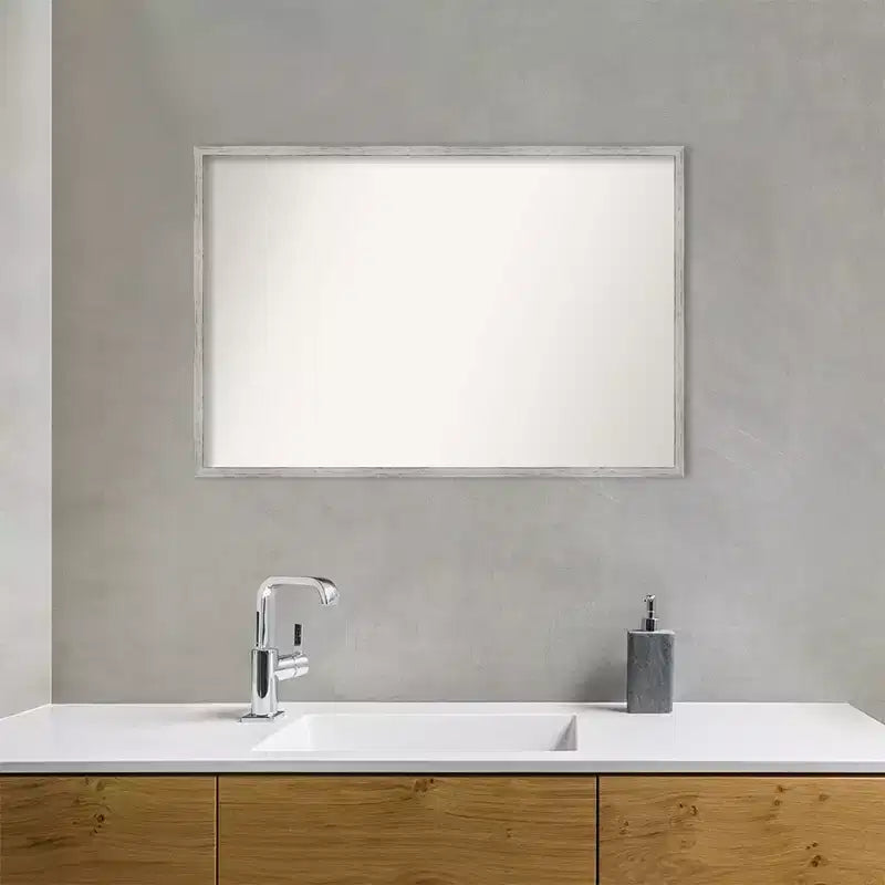 Miroir mural de salle de bain étroit en bois blanc Shiplap sans biseau 37 po x 25 po - Amanti Art : Rectangle moderne, Quincaillerie de montage incluse