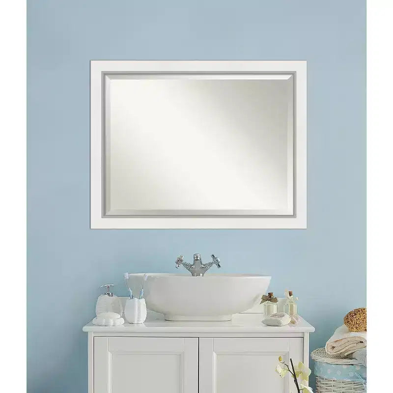 Miroir mural de salle de bain encadré Eva blanc argent 45 po x 35 po - Amanti Art : Rectangulaire moderne, biseauté, cadre en bois, mural