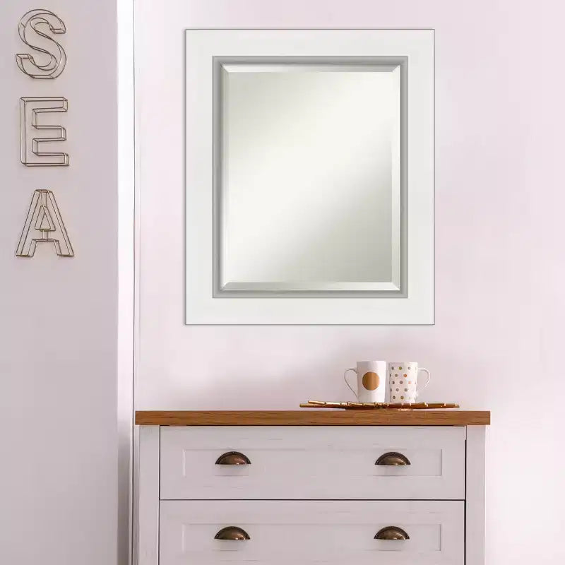 Miroir mural encadré Eva blanc de 22 x 26 po en argent – Amanti Art : Moderne biseauté, aucun assemblage requis