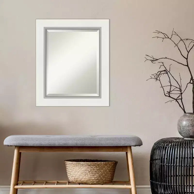 Miroir mural encadré Eva blanc de 22 x 26 po en argent – Amanti Art : Moderne biseauté, aucun assemblage requis