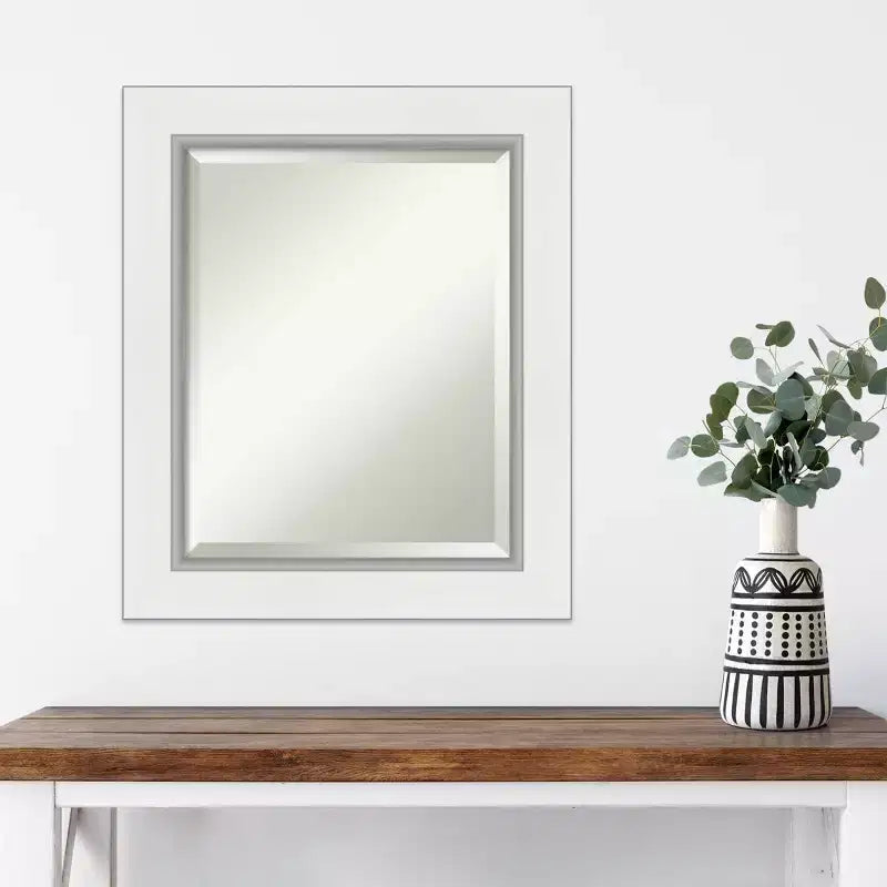 Miroir mural encadré Eva blanc de 22 x 26 po en argent – Amanti Art : Moderne biseauté, aucun assemblage requis