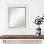 Miroir mural encadré Eva blanc de 22 x 26 po en argent – Amanti Art : Moderne biseauté, aucun assemblage requis