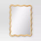 Miroir mural festonné en bois naturel 24"x 30" - Threshold™ : Style moderne, forme rectangulaire, cadre en bois, fixation murale