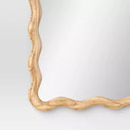 Miroir mural festonné en bois naturel 24"x 30" - Threshold™ : Style moderne, forme rectangulaire, cadre en bois, fixation murale