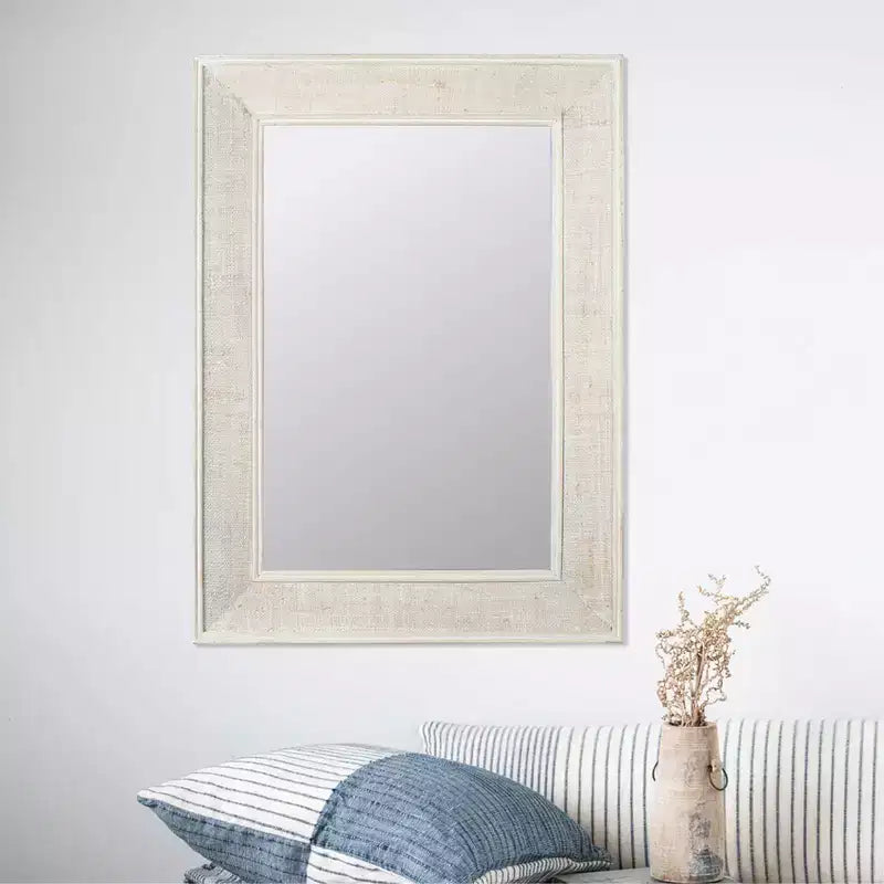 Miroir mural rectangulaire avec détails en rotin blanc - Storied Home : style côtier, sapin et verre, aucun assemblage requis