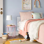 Table de chevet en rotin corail pour enfant - Pillowfort™ : Table de chevet en rotin rose, aucun assemblage requis, certifiée artisanat éthique