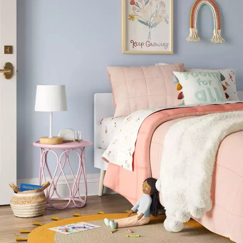 Table de chevet en rotin corail pour enfant - Pillowfort™ : Table de chevet en rotin rose, aucun assemblage requis, certifiée artisanat éthique