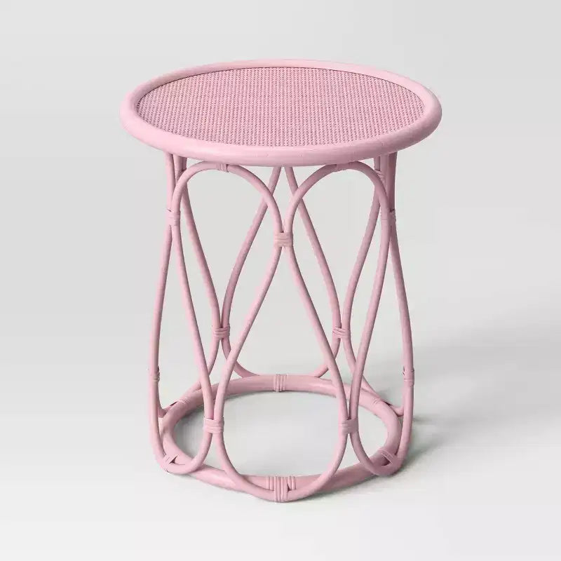 Table de chevet en rotin corail pour enfant - Pillowfort™ : Table de chevet en rotin rose, aucun assemblage requis, certifiée artisanat éthique