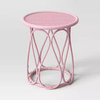 Table de chevet en rotin corail pour enfant - Pillowfort™ : Table de chevet en rotin rose, aucun assemblage requis, certifiée artisanat éthique
