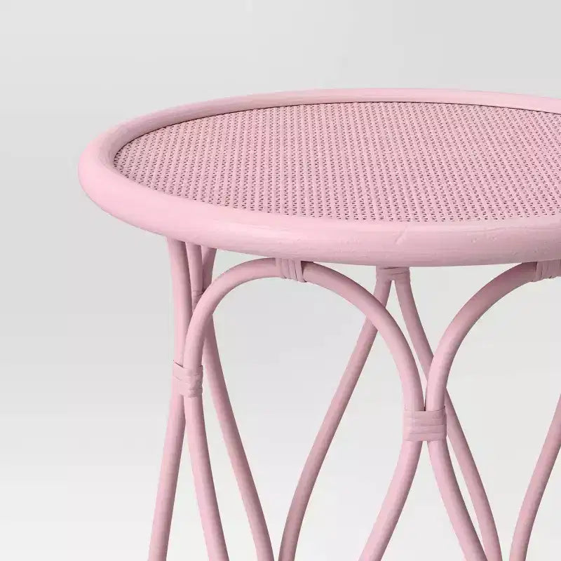 Table de chevet en rotin corail pour enfant - Pillowfort™ : Table de chevet en rotin rose, aucun assemblage requis, certifiée artisanat éthique
