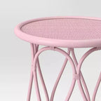 Table de chevet en rotin corail pour enfant - Pillowfort™ : Table de chevet en rotin rose, aucun assemblage requis, certifiée artisanat éthique