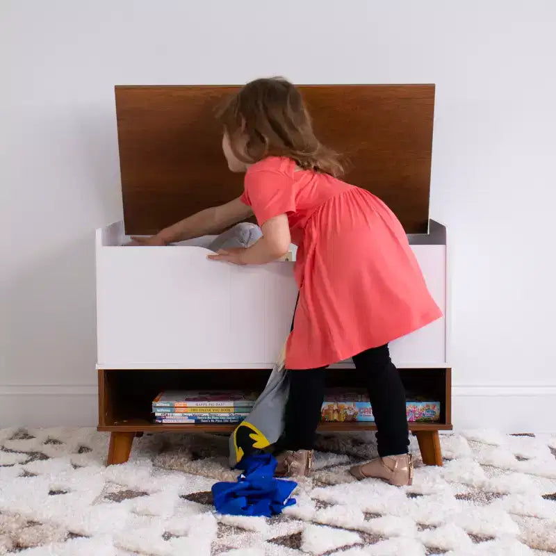 Humble Crew Morgan Coffre à jouets mi-siècle pour enfants avec couvercle à fermeture douce et étagère de rangement, bois/blanc