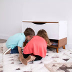 Humble Crew Morgan Coffre à jouets mi-siècle pour enfants avec couvercle à fermeture douce et étagère de rangement, bois/blanc