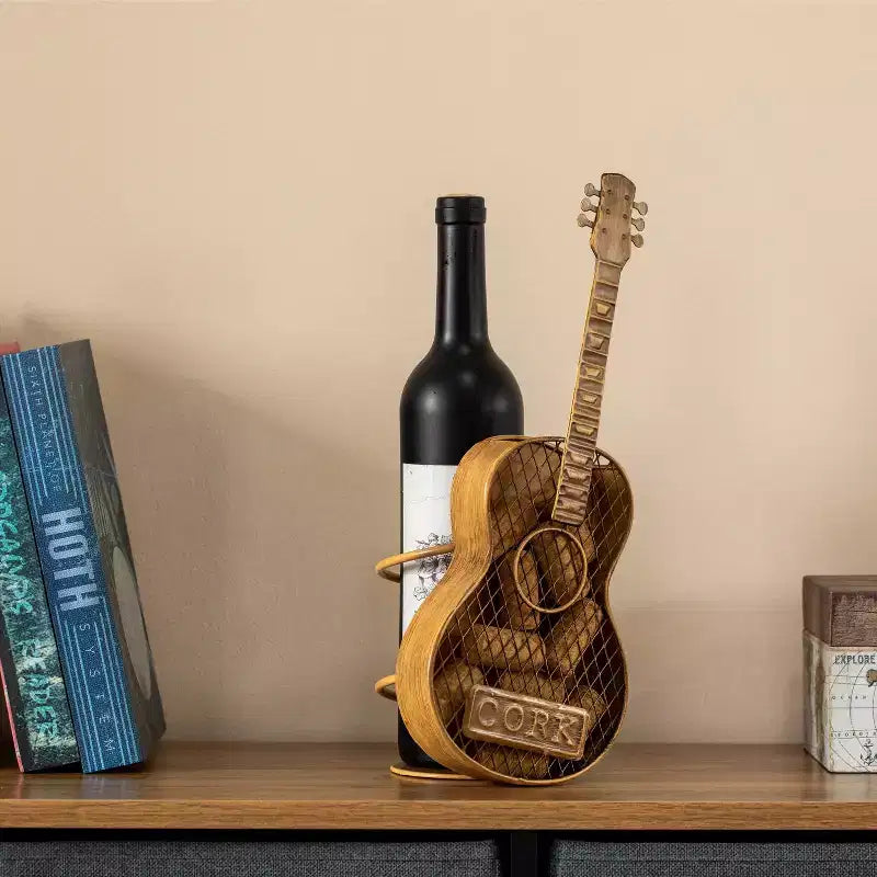 Vintiquewise Support à Bouteille de Vin et à Bouchons en Forme de Guitare en Métal Décoratif – Une Pièce de Décoration Intérieure Unique et un Accessoire de Comptoir