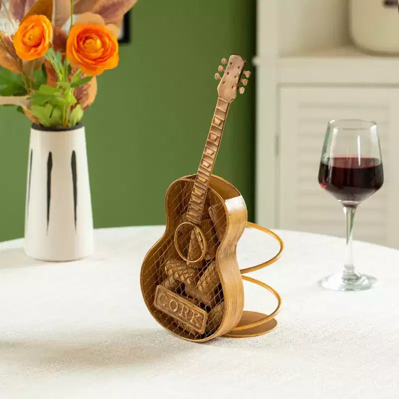 Vintiquewise Support à Bouteille de Vin et à Bouchons en Forme de Guitare en Métal Décoratif – Une Pièce de Décoration Intérieure Unique et un Accessoire de Comptoir