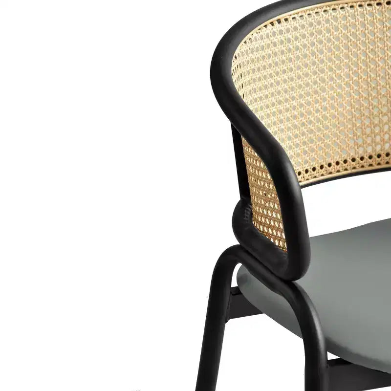 Chaise de salle à manger LeisureMod Ervilla en osier avec assise en cuir et cadre en acier noir, assise confortable pour salles à manger et cuisines