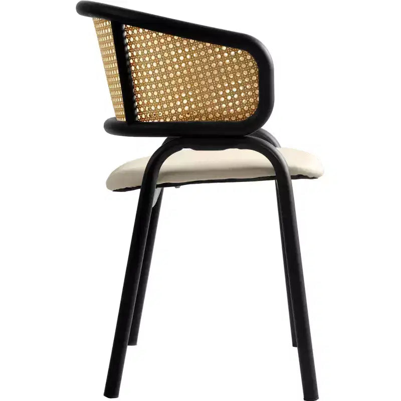 Chaise de salle à manger LeisureMod Ervilla en osier avec assise en cuir et cadre en acier noir, assise confortable pour salles à manger et cuisines