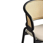 Chaise de salle à manger LeisureMod Ervilla en osier avec assise en cuir et cadre en acier noir, assise confortable pour salles à manger et cuisines