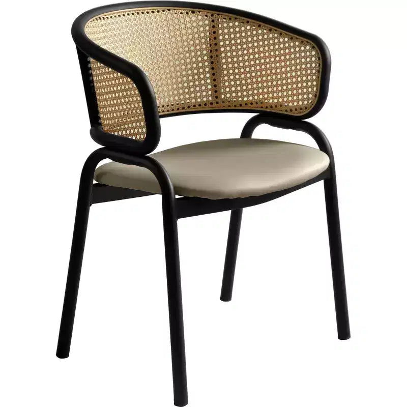 Chaise de salle à manger LeisureMod Ervilla en osier avec assise en cuir et cadre en acier noir, assise confortable pour salles à manger et cuisines