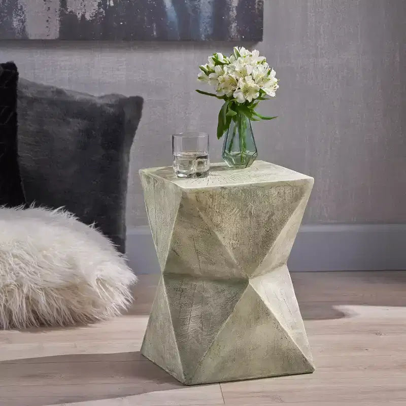 Table d'appoint peinte à la main en béton léger Waylon de Christopher Knight Home