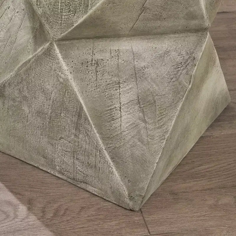 Table d'appoint peinte à la main en béton léger Waylon de Christopher Knight Home