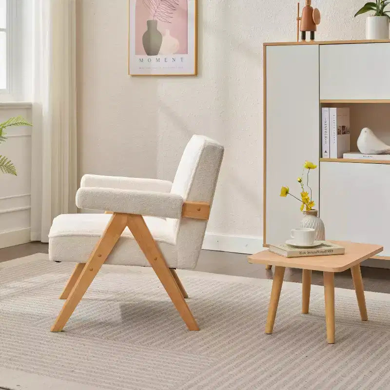 Chaise en bois rembourrée GDFStudio Merry avec accoudoirs