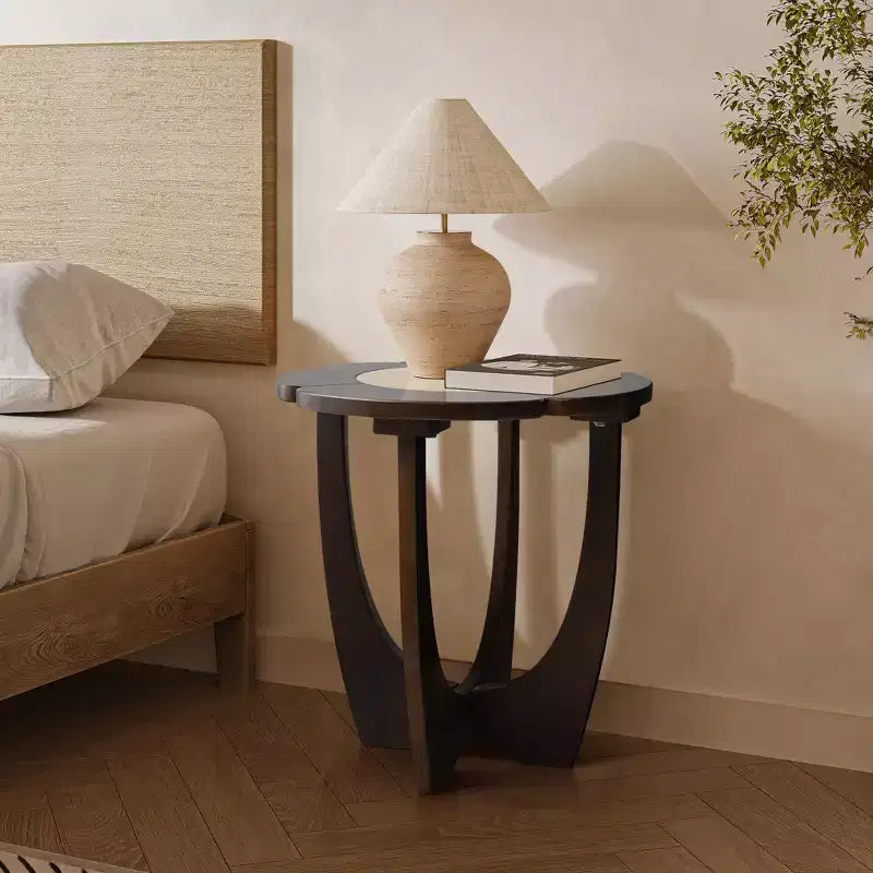 Table d'appoint ronde moderne du milieu du siècle LuxenHome, Table d'appoint avec blocs de couleur en bois de pin foncé avec pieds croisés pour chambre à coucher, salon Marron