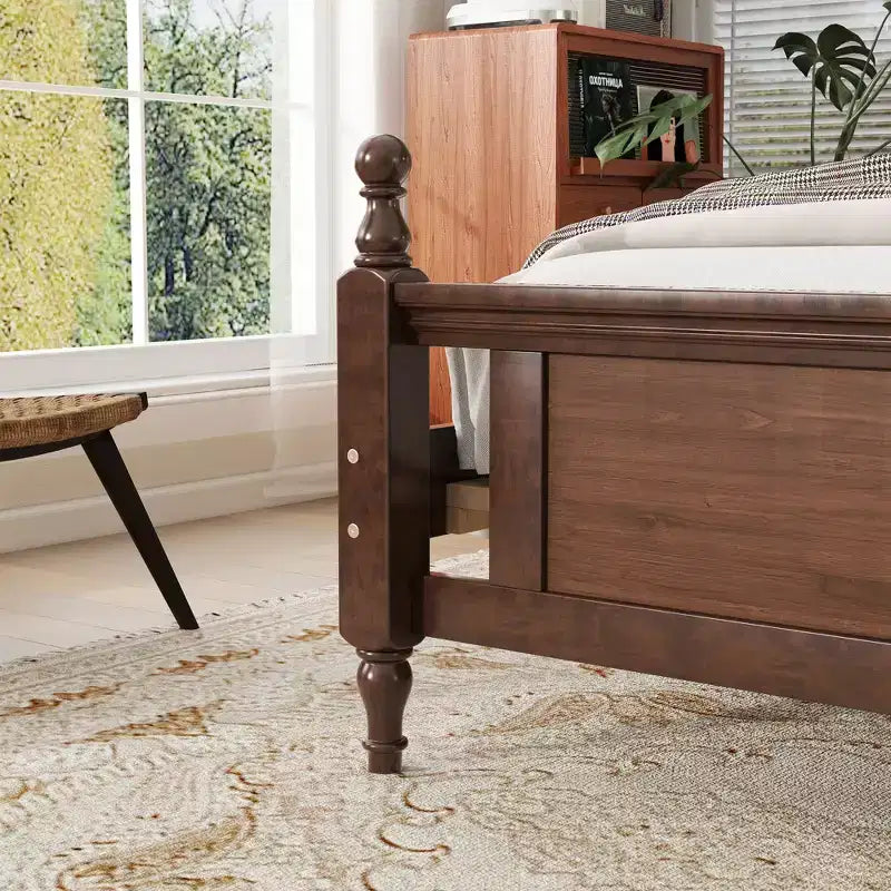 Lit en bois de pin Whisen Queen avec tête de lit capitonnée et pied de lit à panneau