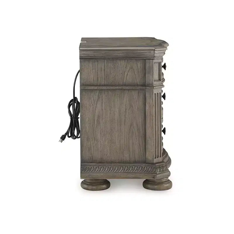 Signature Design by Ashley Ardenfield Table de chevet à trois tiroirs avec ports USB, marron clair