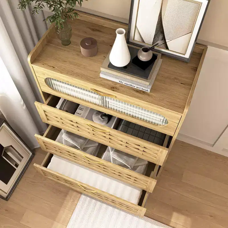 Commode verticale GDFStudio Katherine Farmhouse 41.34 H en bois avec quatre tiroirs et poignées dorées