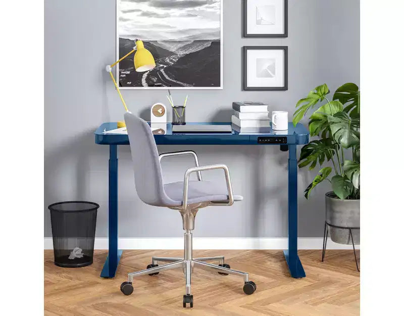 Bureau assis-debout réglable en hauteur Seville Classics airLIFT de 48 pouces avec plateau en verre trempé, ports USB et tiroir