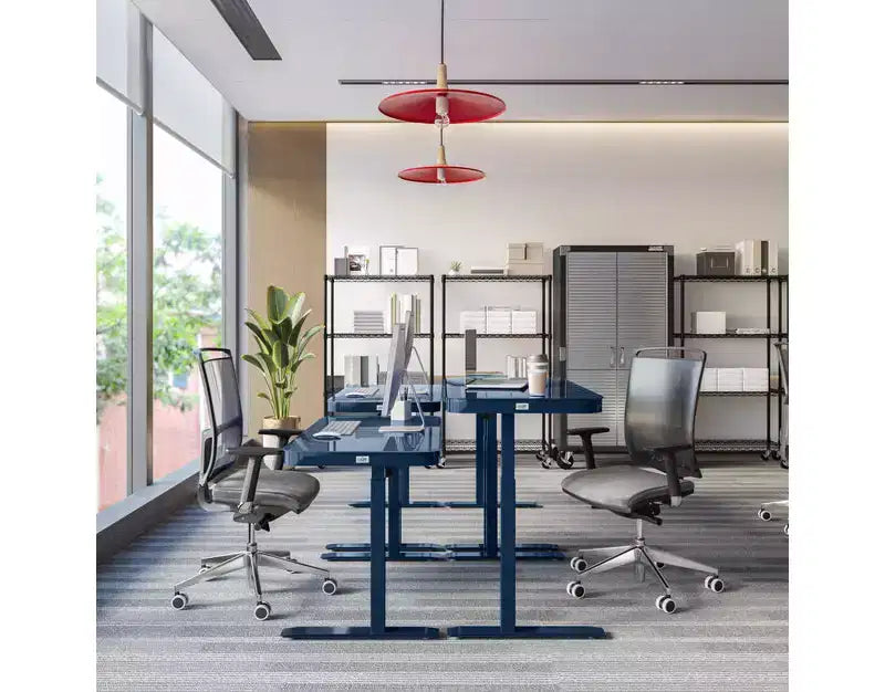 Bureau assis-debout réglable en hauteur Seville Classics airLIFT de 48 pouces avec plateau en verre trempé, ports USB et tiroir