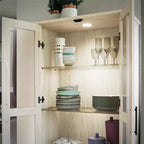 Meuble de collection Ameriwood Home Sherman avec portes vitrées et tiroir de rangement, Chêne blanc
