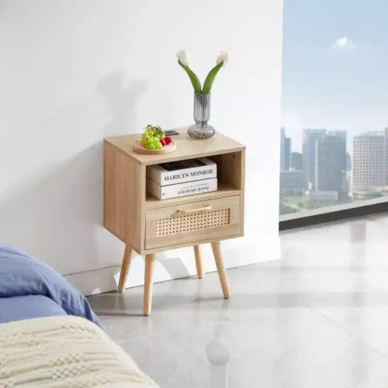 Table d'appoint en rotin de 15,75 pouces avec prise de courant et ports USB, table de chevet moderne avec tiroir et pieds en bois massif, table d'appoint pour salon, chambre à coucher, naturel