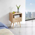 Table d'appoint en rotin de 15,75 pouces avec prise de courant et ports USB, table de chevet moderne avec tiroir et pieds en bois massif, table d'appoint pour salon, chambre à coucher, naturel