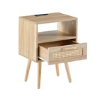 Table d'appoint en rotin de 15,75 pouces avec prise de courant et ports USB, table de chevet moderne avec tiroir et pieds en bois massif, table d'appoint pour salon, chambre à coucher, naturel