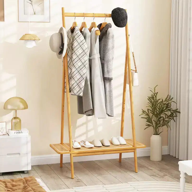 Portant à vêtements en bambou Costway avec tringle, étagère en rotin et 5 crochets en cuivre – café/naturel