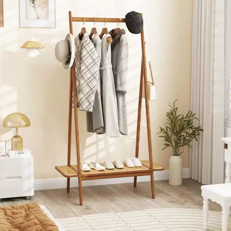 Portant à vêtements en bambou Costway avec tringle, étagère en rotin et 5 crochets en cuivre – café/naturel