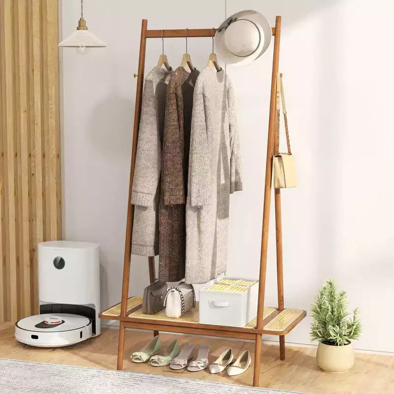 Portant à vêtements en bambou Costway avec tringle, étagère en rotin et 5 crochets en cuivre – café/naturel