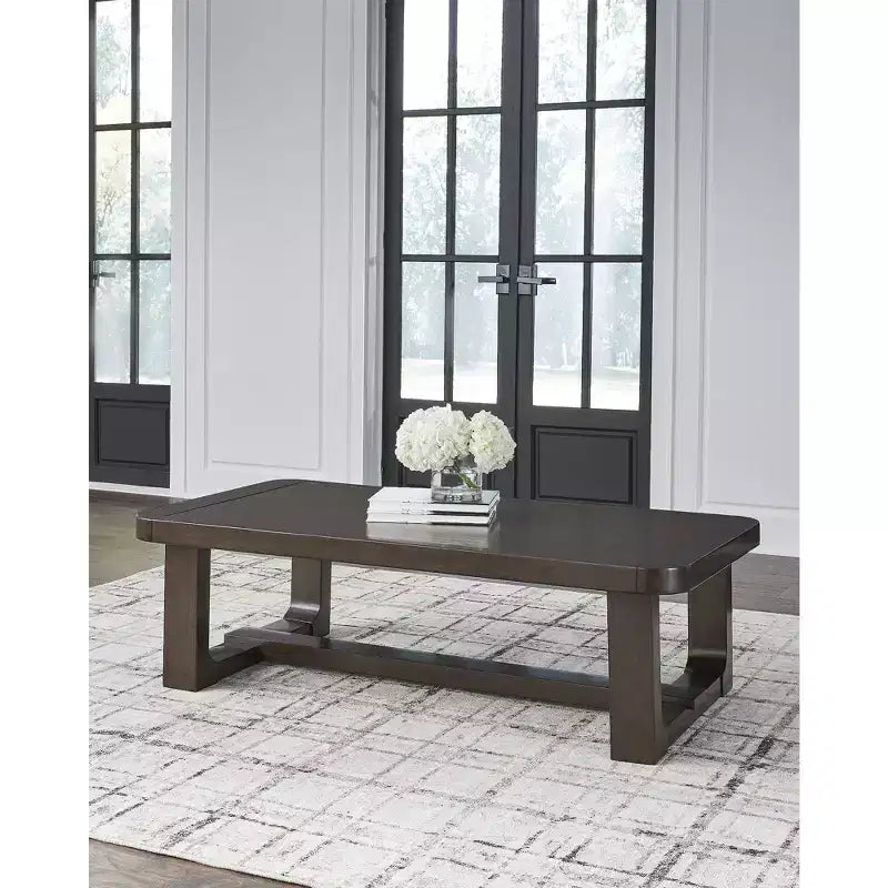 Table basse rectangulaire moderne Breckington Signature Design by Ashley avec bord en bois massif, brun foncé