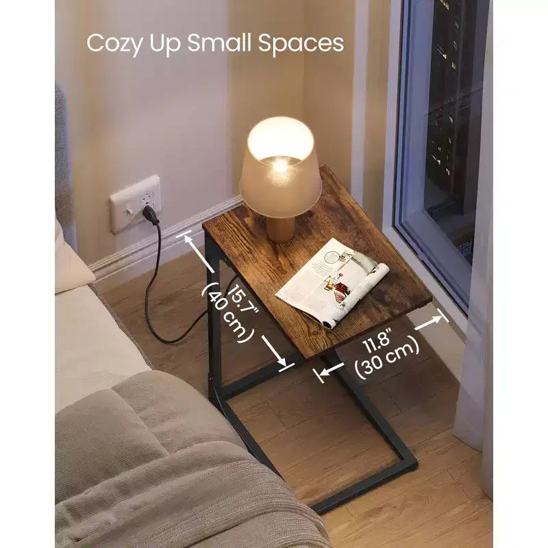 Table d'appoint en forme de C brun rustique - Table de chevet avec station de charge (2 ports USB et prises). Pieds réglables, idéale pour le canapé