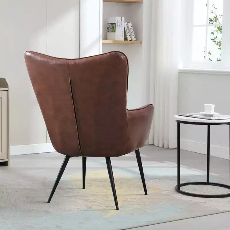 Fauteuil d'appoint en cuir marron foncé avec dossier capitonné et accoudoirs ailés
