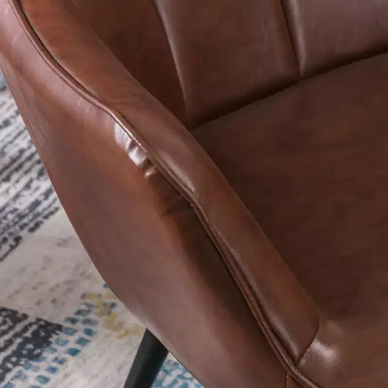 Fauteuil d'appoint en cuir marron foncé avec dossier capitonné et accoudoirs ailés