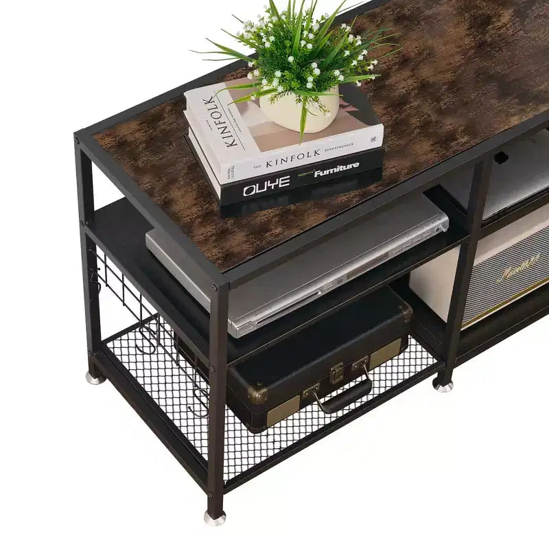 Meuble TV VECELO avec support et prise de courant, Console avec centre de divertissement réglable en hauteur et étagères de rangement pour TV de 70 po, Noir/Marron