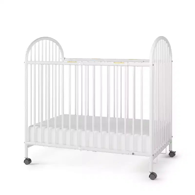 Lit de bébé pliant portable compact Child Craft Sweet Dreamer avec arche, 3 matelas de lit de bébé et 2 roulettes verrouillables, construction durable, facile à nettoyer (blanc)