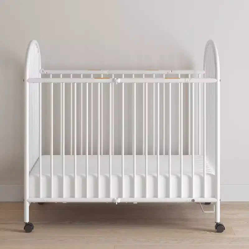 Lit de bébé pliant portable compact Child Craft Sweet Dreamer avec arche, 3 matelas de lit de bébé et 2 roulettes verrouillables, construction durable, facile à nettoyer (blanc)