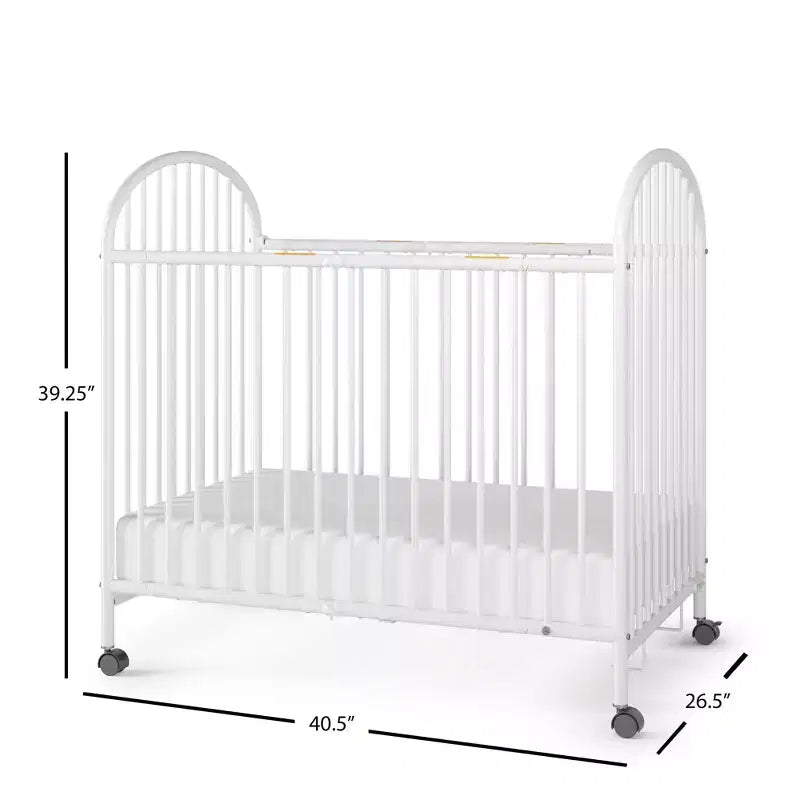 Lit de bébé pliant portable compact Child Craft Sweet Dreamer avec arche, 3 matelas de lit de bébé et 2 roulettes verrouillables, construction durable, facile à nettoyer (blanc)